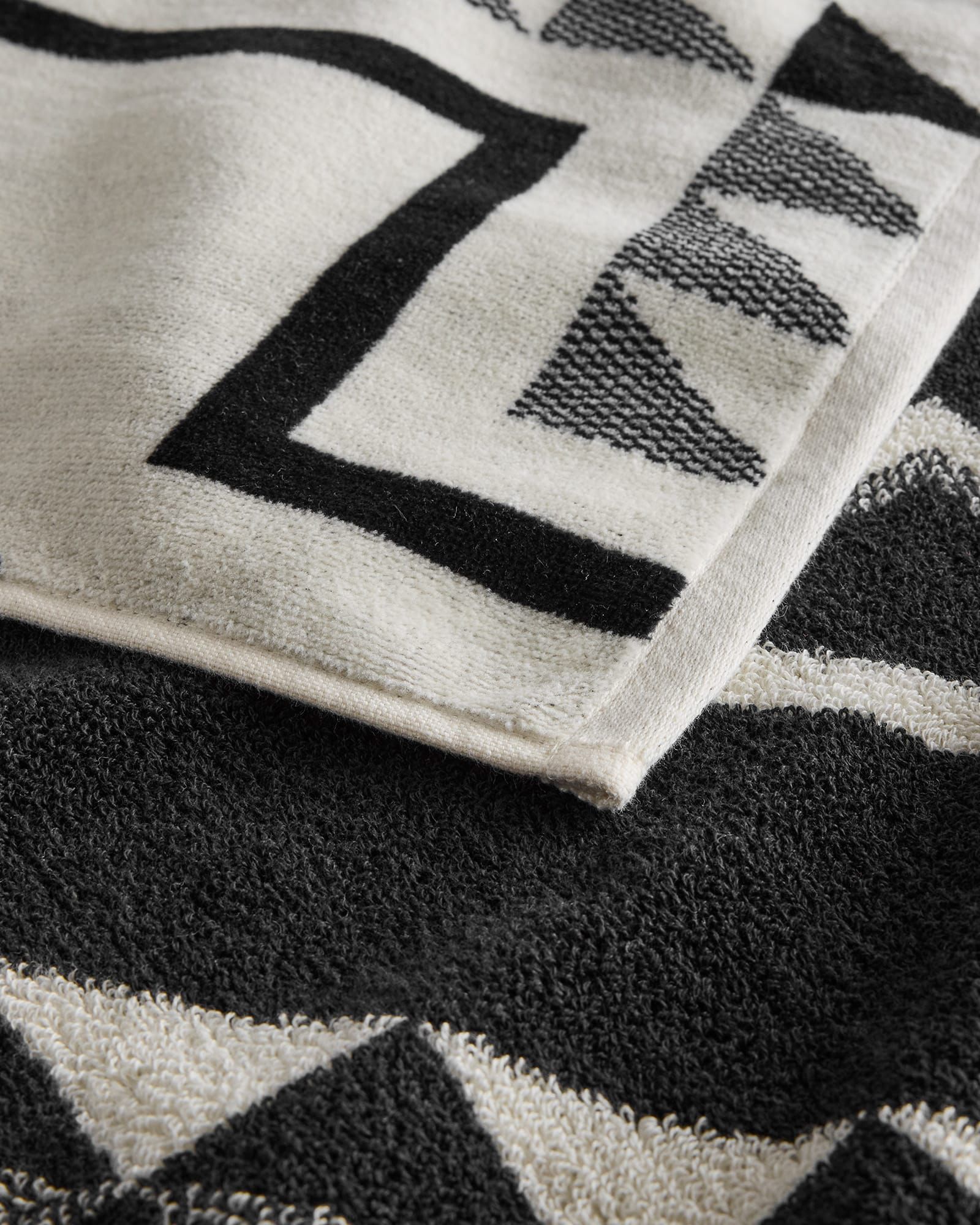 OVERSIZED JACQUARD SPA TOWEL