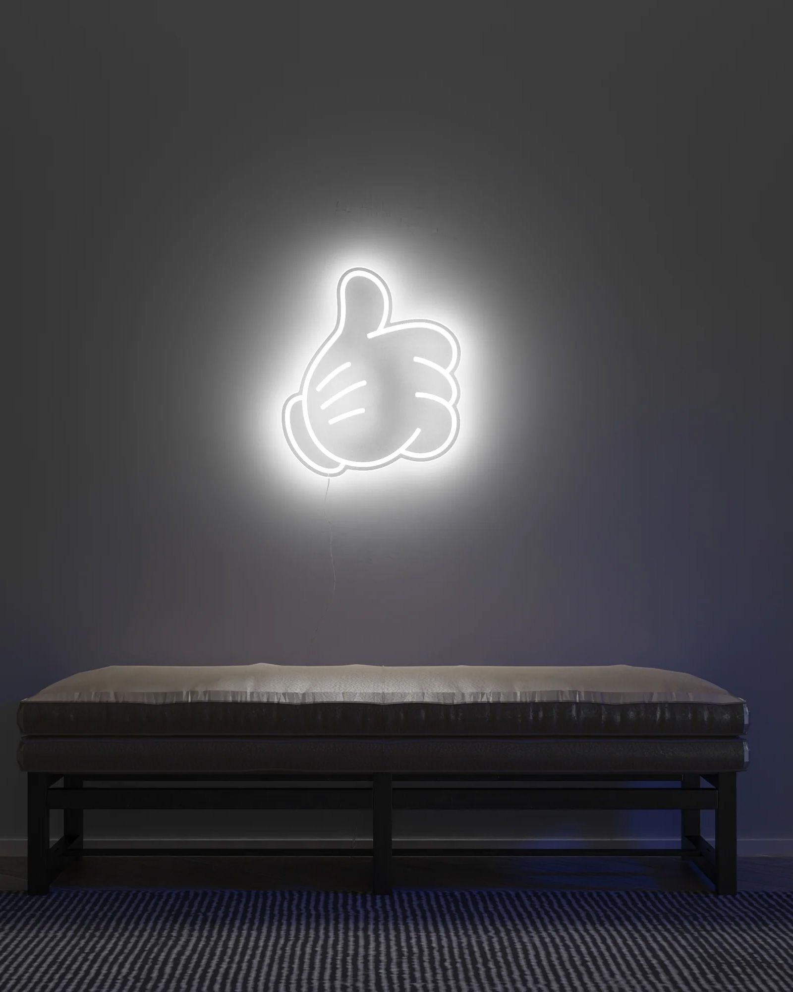 Disney Glove Thumb Up Large - EU PLUG