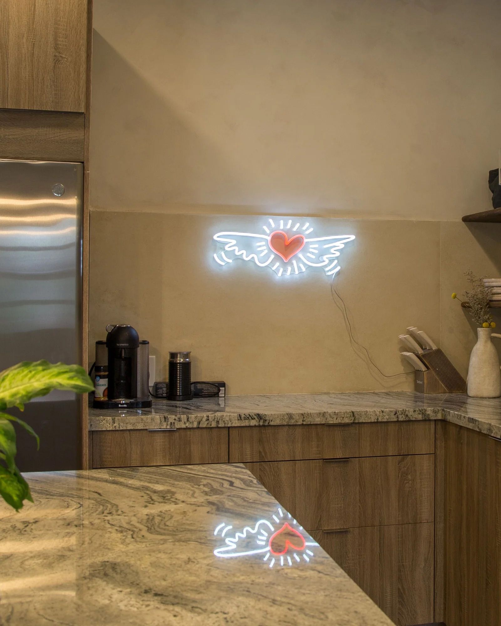 Keith Haring Flying Heart - EU PLUG