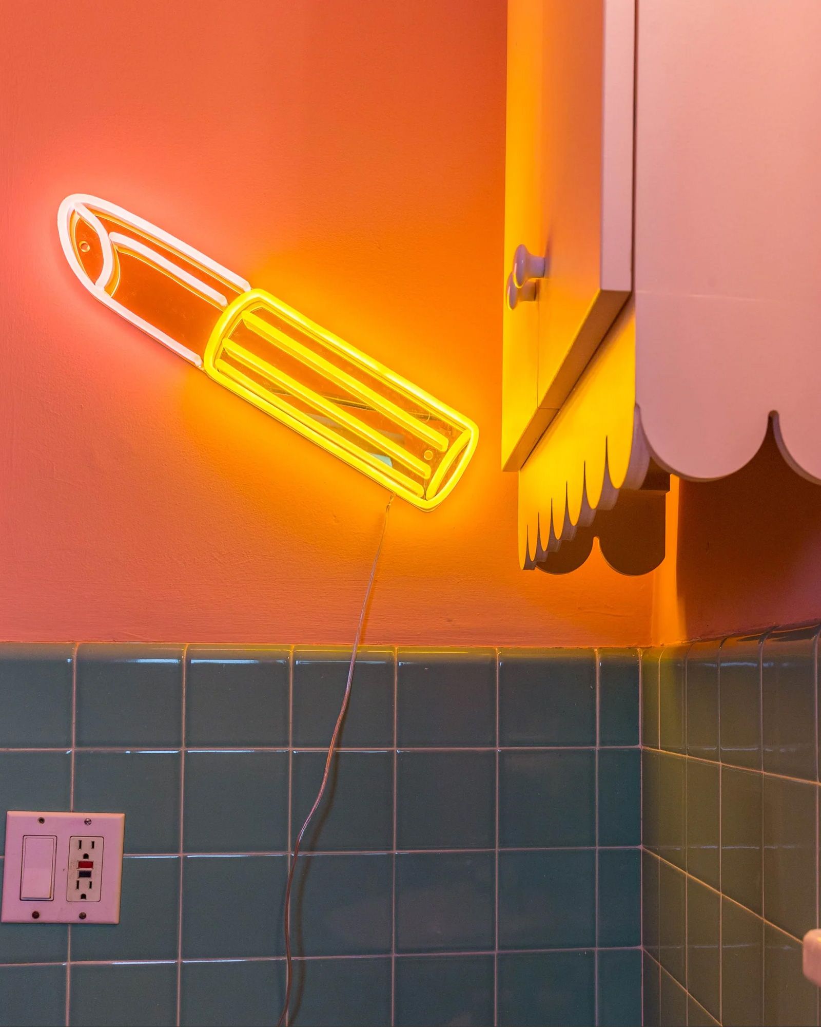 GOLDEN LIPSTICK YP X TOM WESSELMANN LED NEON - EU PLUG