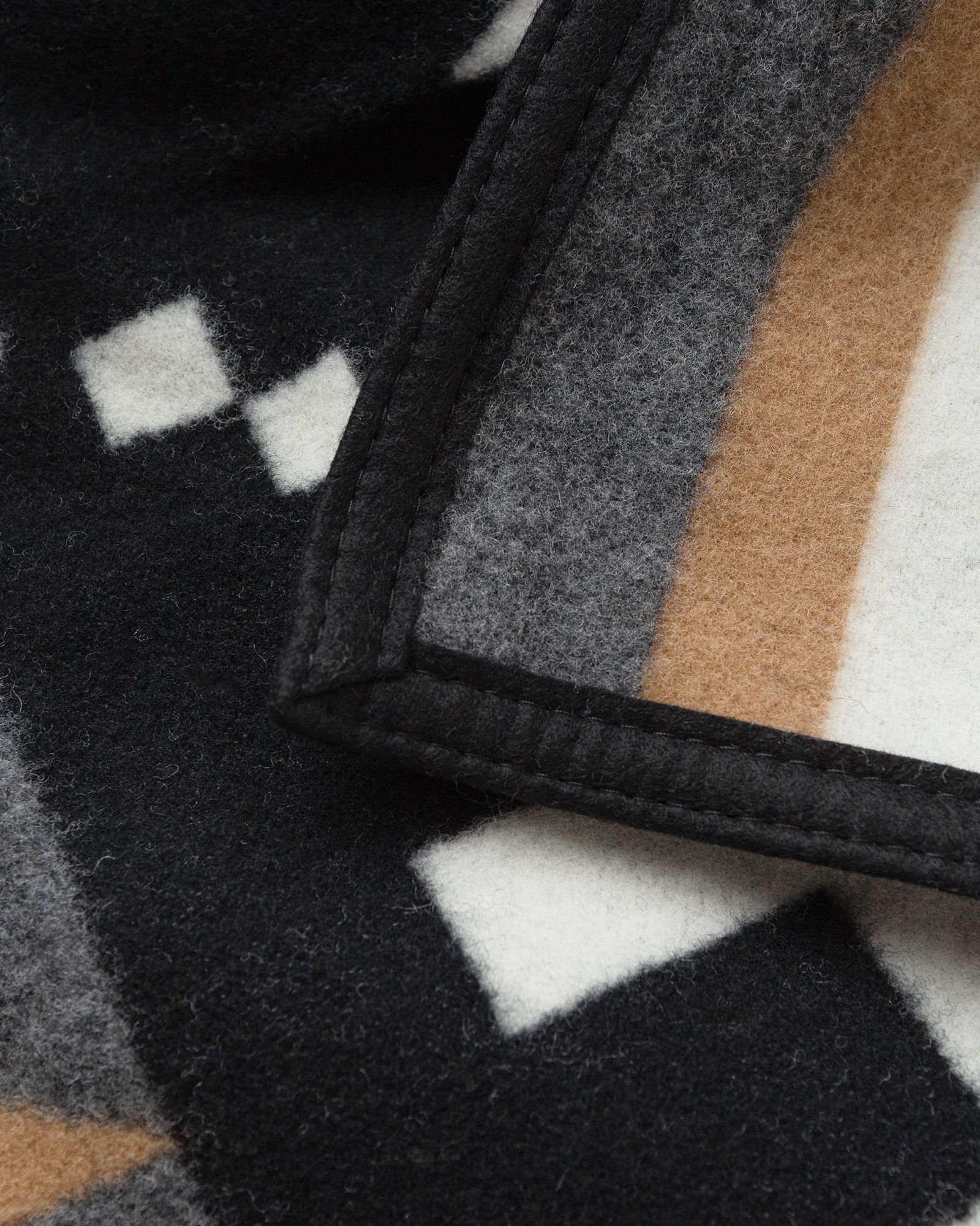 JACQUARD NAPPED THROW