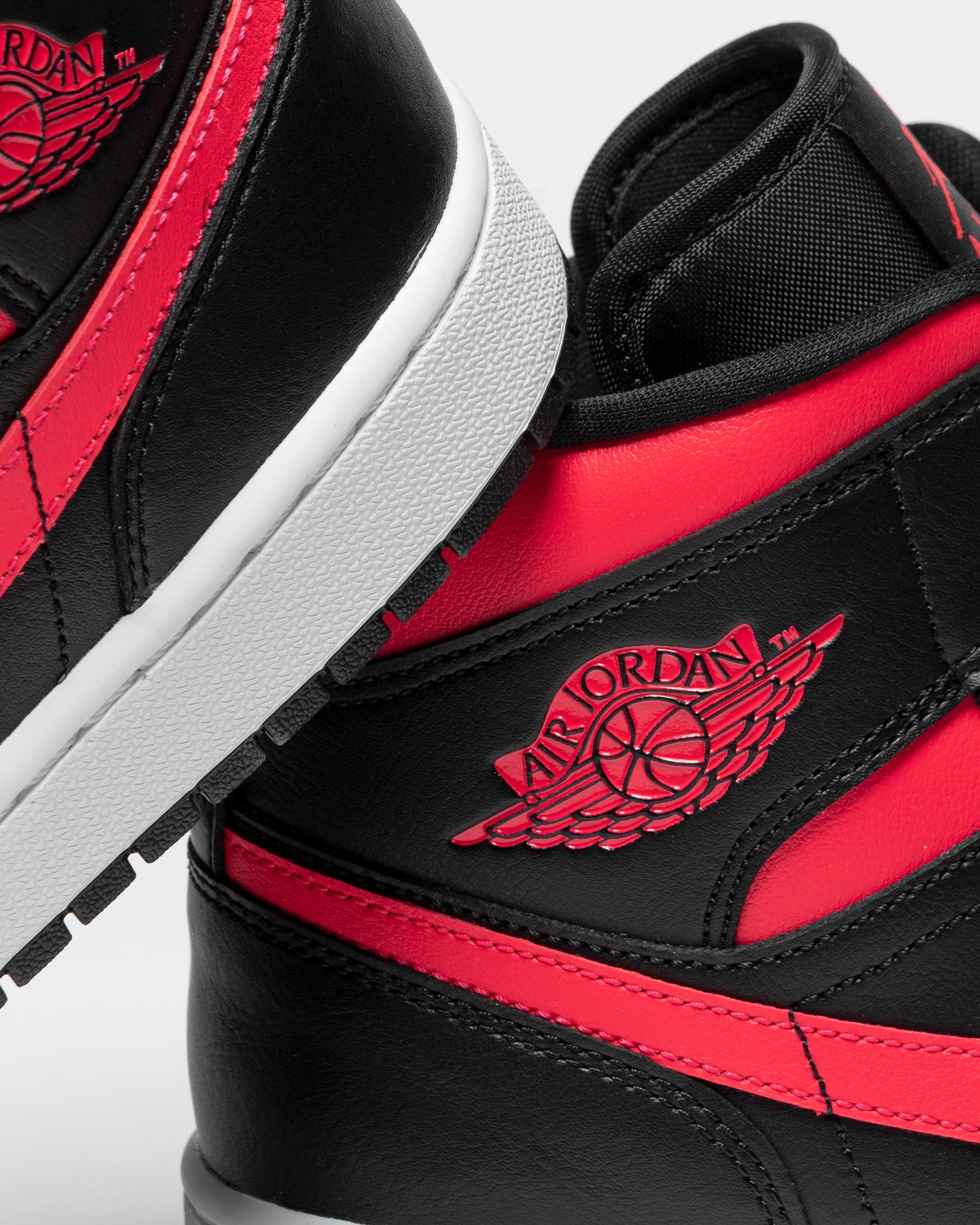 WMNS Air Jordan 1 Mid