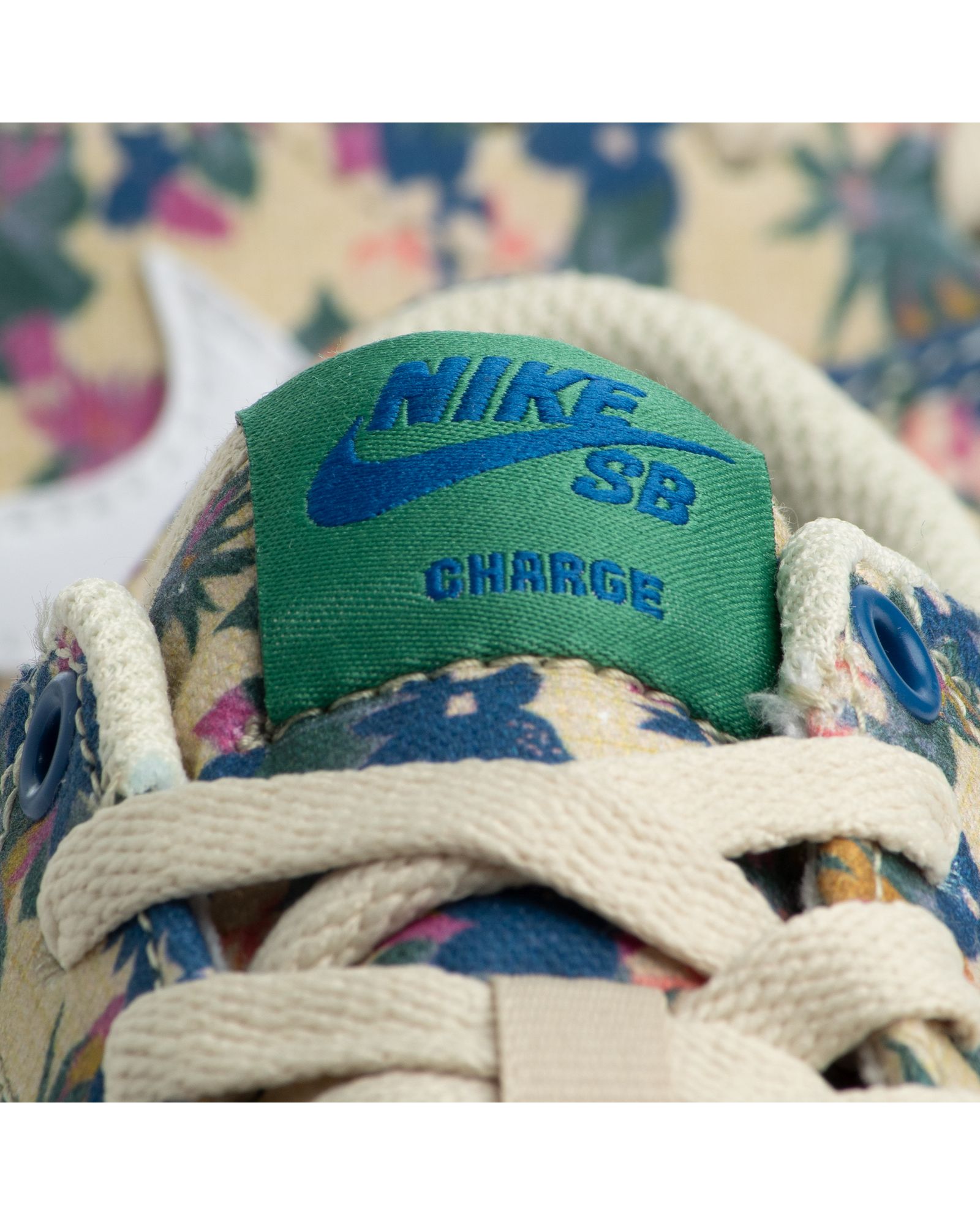 WMNS SB Charge Canvas Premium