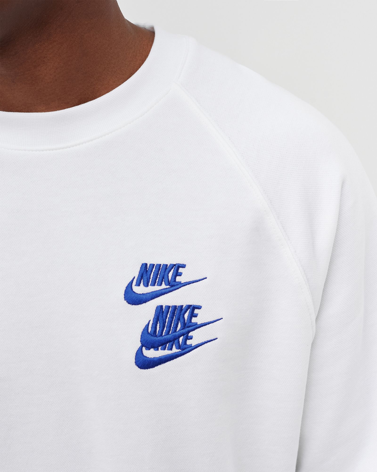 WORLD TOUR Crew SWEATSHIRT