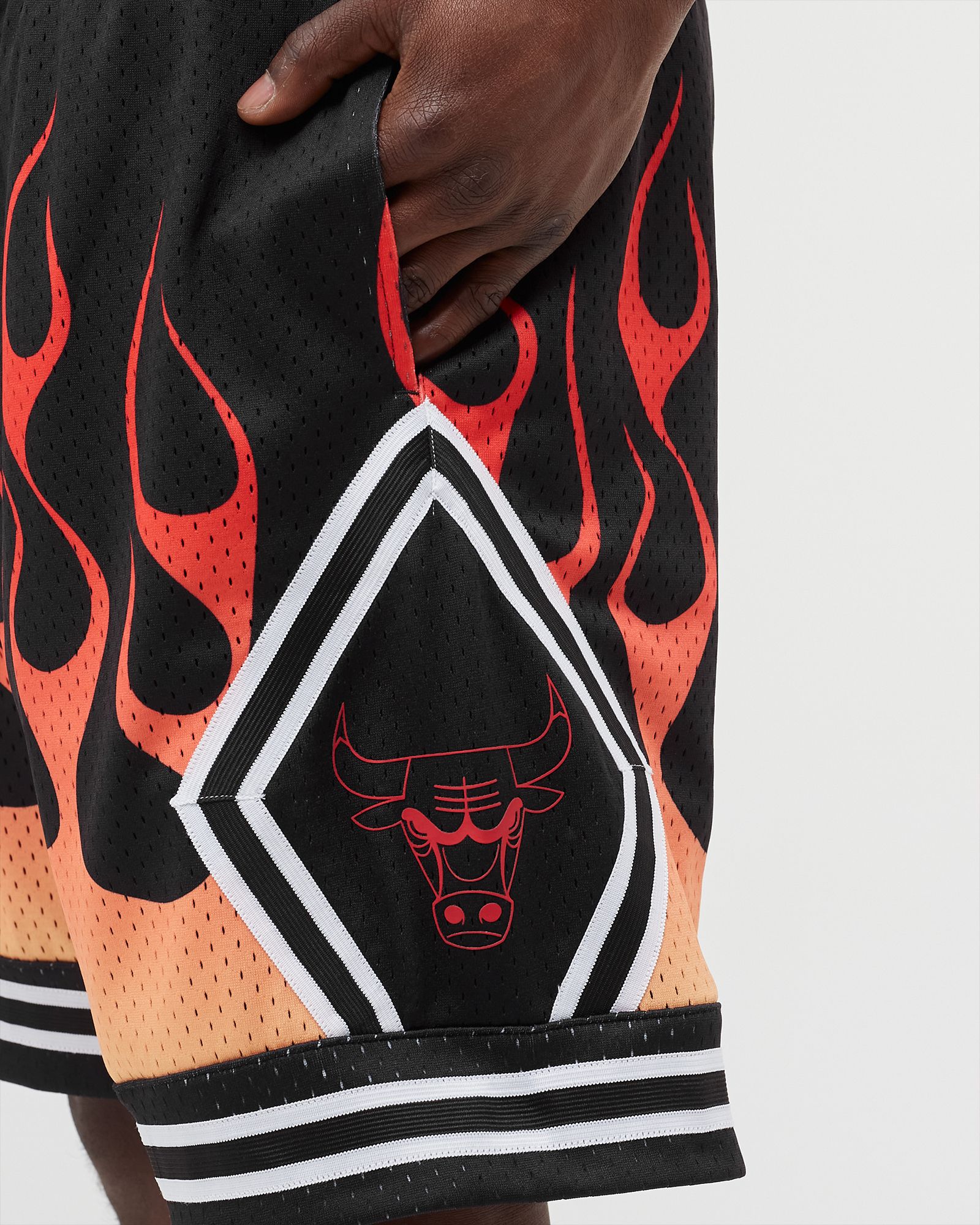 CHICAGO BULLS FLAMES SWINGMAN SHORT