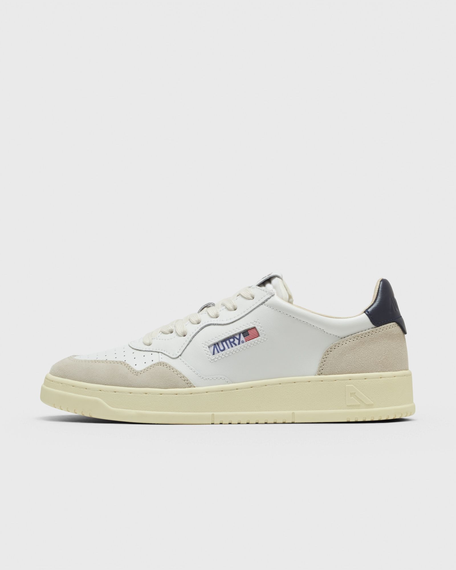 Autry Medalist Low in Weiß und Navy: der saubere weiße Sneaker ohne Logolärm (5)