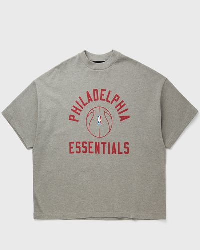 Fear of God Essentials SIXERS X Barkley Hendricks 90'S TEE, grey