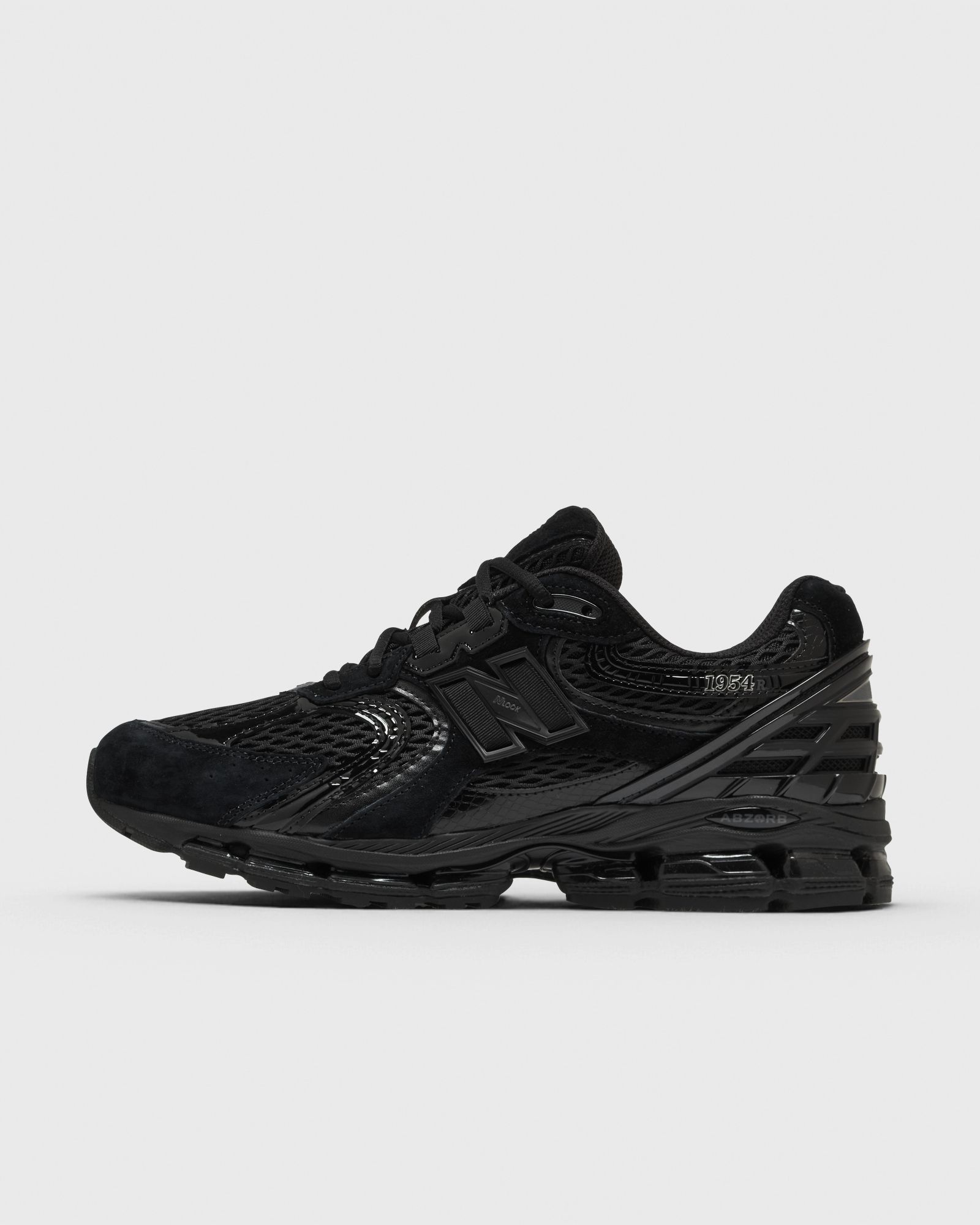 New Balance 1954R “Triple Black”: der Tech-Runner für jeden Tag (4)