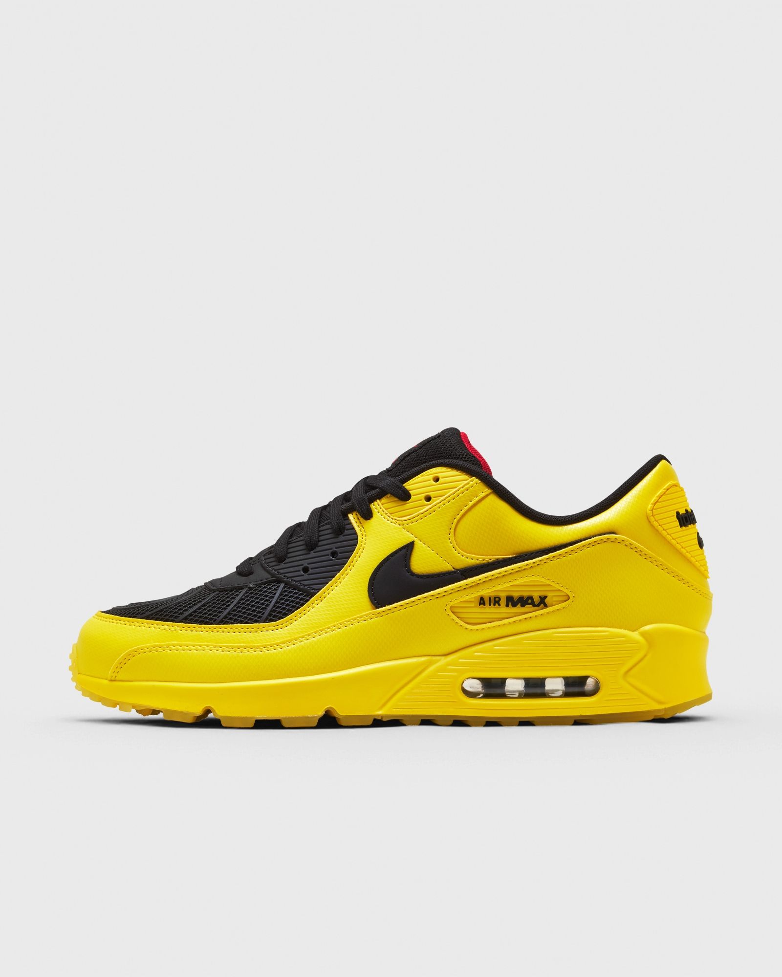 Gelber Nike Air Max 90 Retro-Sneaker im Streetwear-Kontext