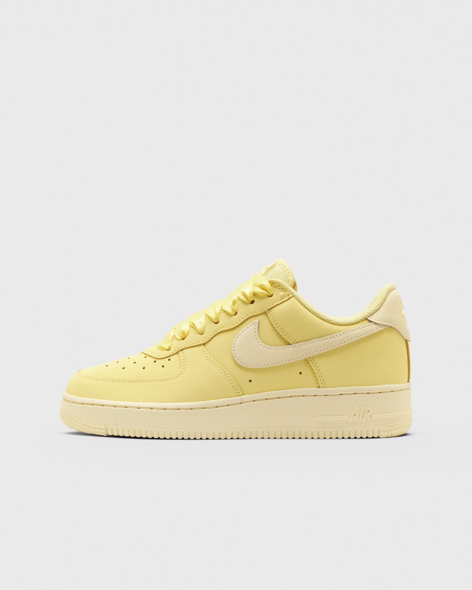 Nike WMNS AIR FORCE 1 RETRO PRM, yellow
