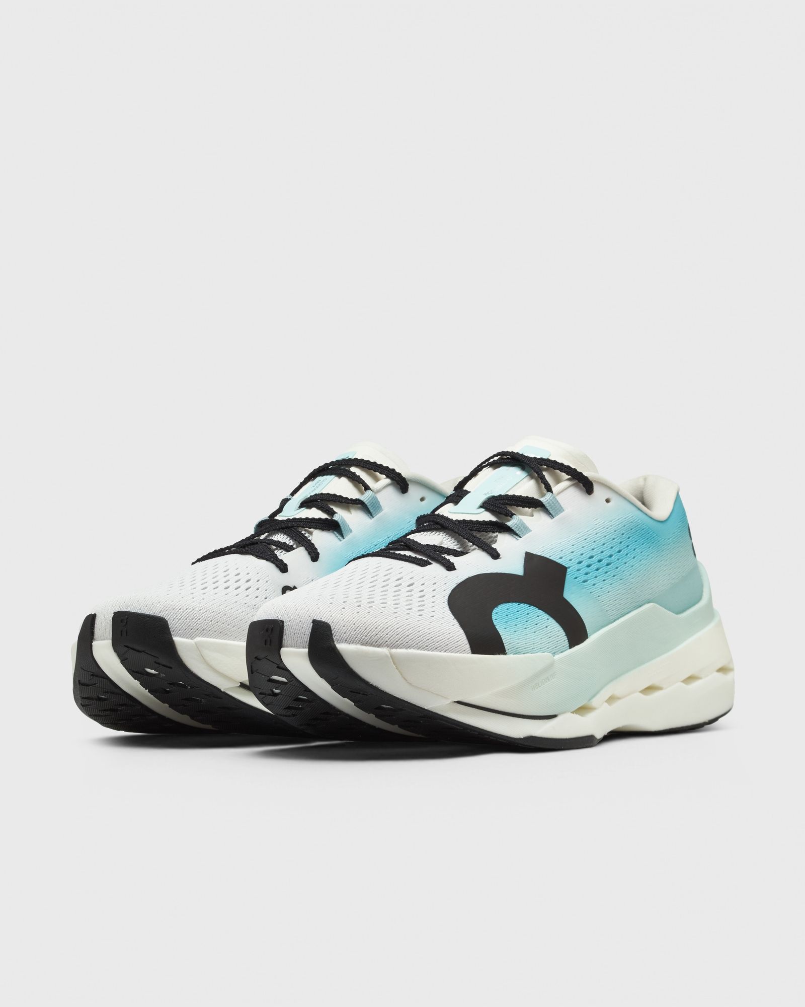 On Running Cloudboom blue|white
