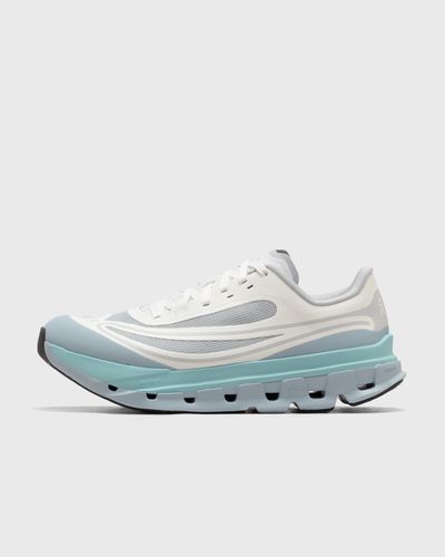 On Cloudflow 5 AD, white